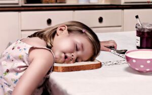 Consejos para dormir mejor - Cuida tus hábitos de alimentación y sueño